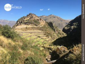 Aus der Ferne betrachtet: die Inka-Ruinen von Pisaq Dieses Bild zeigt die Inka-Ruinen von Pisaq, Peru, auf einem Berggipfel, darunter Terrassenanlagen.