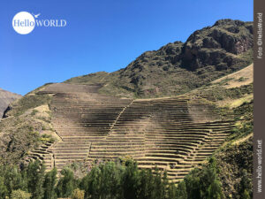 Inka typische Terrassen-Bauweise in Peru Dieses Bild aus Pisaq, Peru, zeigt Inka typische Terrassen, die in einem Hang angelegt wurden.