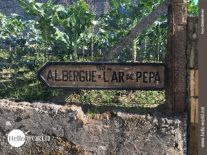 Dieser auf dem Camino Portugues an einem Zaun befestigte Richtungspfeil zeigt an wo die noch 150 Meter entfernte Unterkunft Albergue lar de Pepa in Arcade liegt.